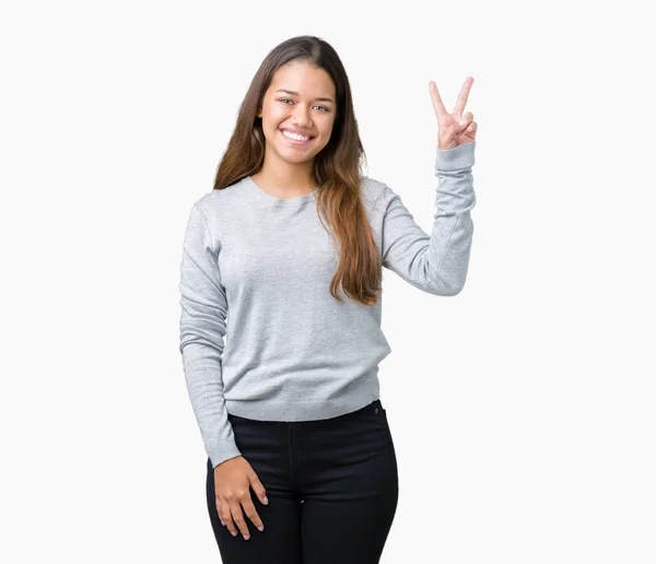 Joven Mujer Morena Hermosa Usando Suéter Sobre Fondo Aislado Sonriendo — Foto de Stock