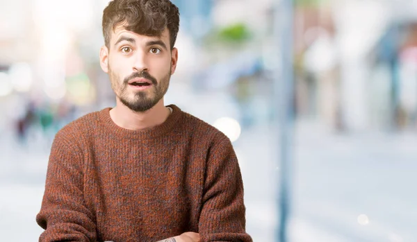 Junger Gutaussehender Mann Mit Winterpullover Über Isoliertem Hintergrund Ängstlich Und — Stockfoto