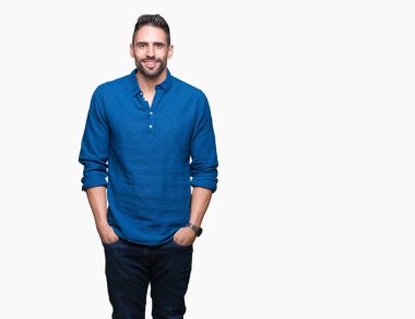 Yakışıklı delikanlı yüzünde mutlu ve güzel bir gülümseme ile izole arka plan üzerinde. Şanslı kişi.