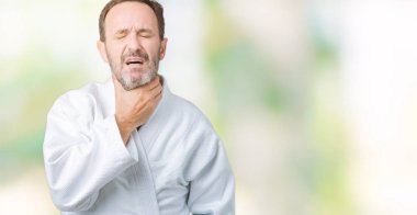 Yakışıklı orta yaş komuta sizde giyen kimono içinde izole Tekdüzen arka plan ağrılı boyun, boğaz gribi, kesek ve enfeksiyon için dokunaklı