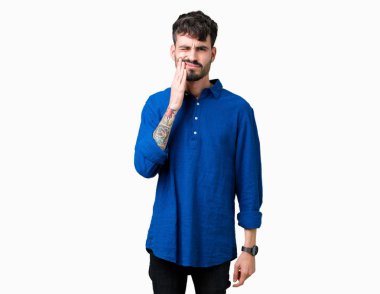 Yakışıklı delikanlı diş ağrısı veya dişlerde dişlerle ilgili hastalık nedeniyle ağız acı ifadesi ile el ile dokunmak izole arka plan üzerinde. Diş hekimi kavramı.