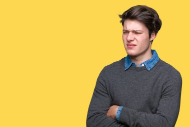 Genç yakışıklı zarif adam izole arka plan şüpheci ve sinir, onaylamayan ifade yüz çapraz kolları üzerinde. Negatif kişi.