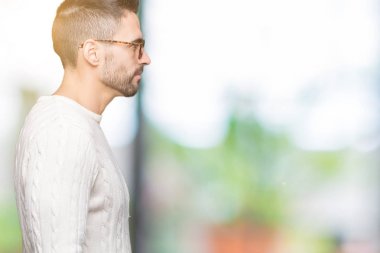 Genç yakışıklı adam gözlük izole arka tarafına, seyir üzerinde dinlenmek doğal yüz emin gülümseme ile pozuyla profili.