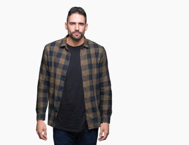 Yakışıklı delikanlı yüzünde ciddi bir ifade ile izole arka plan üzerinde. Basit ve doğal kameraya bakıyor.