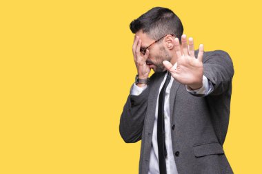 Genç yakışıklı iş adam elleriyle gözlerini kapsayan izole arka plan üzerinde ve stop jest ile acı ve korku ifadesi. Utandım ve negatif kavramı.