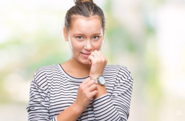 Eller genç güzel beyaz kadın stresli ve gergin ile izole arka plan üzerinde tırnak ısırma dudaklarından. Anksiyete sorunu.