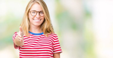 Güzel genç kadın dostu sunan karşılıklı tebrik ve davet edici gülümseyen izole arka plan üzerinde gözlük takıyorum. Başarılı iş.