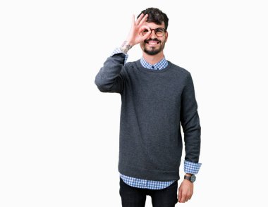 Yakışıklı genç gülümseyen, parmakları ile mutlu yüz üzerinden seyir göz el ile ok jest yapıyor izole arka plan üzerinde gözlük takan adam akıllı.
