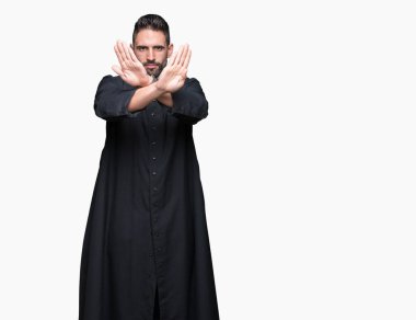 Izole arka plan Reddi ifade üzerinde Genç Hıristiyan rahip olumsuz işaret, kızgın yüz yapıyor silah ve avuç içi geçiş