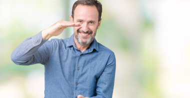 Yakışıklı orta yaş zarif komuta sizde izole arka plan ile el hareketi üzerinde büyük ve büyük boy işaret, ölçü birimi sembol gösteren eller. Kameraya bakarak gülümsüyordu. Ölçüm kavramı.