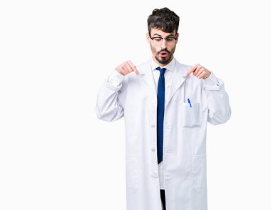 İzole arka plan üzerinde beyaz ceket giyen genç profesyonel bilim adamı adam parmak reklam, sürpriz yüz ve açık ağız gösteren aşağı Işaret