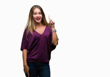 Genç güzel sarışın zarif kadın başarılı fikirle parmağı yukarıyı izole arka plan üzerinde. Çıktıktan ve mutlu. Bir numara.