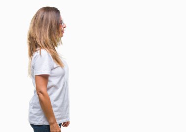 Orta yaş İspanyol kadın giyiyor moda güneş gözlüğü izole arka tarafına, seyir üzerinde dinlenmek doğal yüz emin gülümseme ile pozuyla profili.