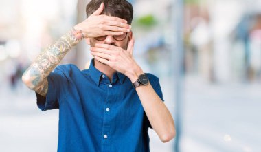 Yakışıklı delikanlı izole arka plan kaplaması gözler ve ağız el ile üzerinden gözlük takan şaşırttı ve şok. Duygu gizleme