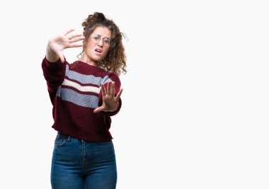 Güzel esmer kıvırcık saçlı Genç kız üzerinde gözlük takan şokta bağırarak arka plan korkuyor ve dehşet korku ifade dur hareketi el ile ile izole. Panik kavramı.