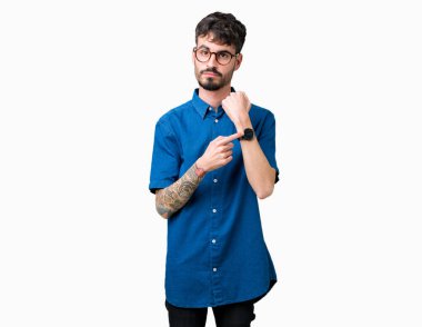 Acele işaretleme izlemek için zaman, sabırsızlık, üzgün ve kızgın son tarih gecikme için izole arka plan üzerinde gözlük takan genç yakışıklı adam