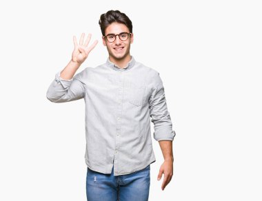 Gösterilen arka plan üzerinde gözlük takan genç yakışıklı adam izole ve parmakları ile işaret kendinden emin ve mutlu gülümseyerek süre dört numara.