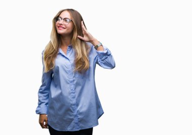 Bir işitme söylenti ya da dedikodu için dinleme kulak üzerinde el ile gülümseyen izole arka plan üzerinde gözlük takan genç güzel sarışın iş kadını. Sağırlık kavramı.