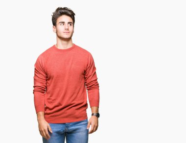 Yakışıklı delikanlı görünümlü yan ve dik dik bakma uzağa düşünce gülümseyen izole arka plan üzerinde.