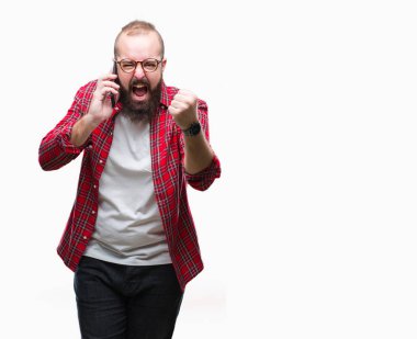 Öfke kavram smartphone üzerinde izole arka rahatsız ve öfke, çılgın ve yükseltilmiş eliyle diye bağıran ile sinirli bağırarak konuşan genç beyaz hipster adam