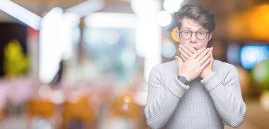 Üzerinde gözlük takan genç yakışıklı adam arka plan ağız hata için elleriyle kapsayan şok izole. Gizli kavramı.