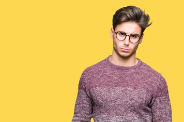 Yakışıklı delikanlı izole arka plan üzerinde gözlük depresif ve kızgın ve korkmuş ağlıyor sıkıntı için endişeleniyorum. Üzgün ifade.