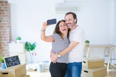 Orta yaş Senior romantik çift s ile bir selfie resmi alarak