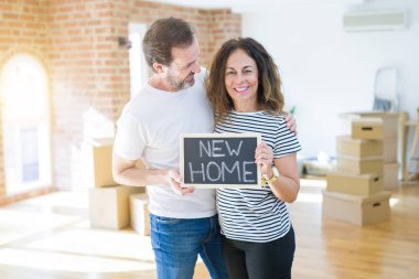 Orta yaş Senior çift yeni bir eve hareket, mutlu gülümseyen