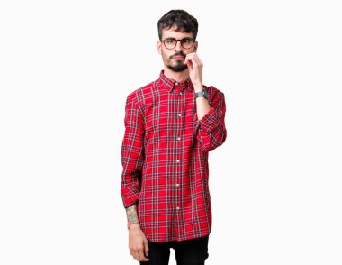 Üzerinde gözlük takan genç yakışıklı adam arka plan ağız izole ve parmak ile ZIP olarak Dudaklarını kapa. Gizli ve sessiz, tabu söz