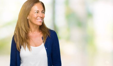 Güzel orta yaş rahat yetişkin kadın yüzünden arka plan uzak tarafına gülümseme ile yüzünde, doğal ifade arıyorum izole. Kendine güvenen gülüyor.