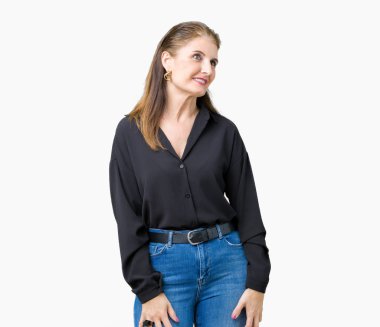 Güzel orta yaş olgun iş kadın yüzünden arka plan uzak tarafına gülümseme ile yüzünde, doğal ifade arıyorum izole. Kendine güvenen gülüyor.