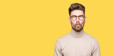 Genç yakışıklı iş adamı giyen dudaklı, çılgın ve komik bir jest yapma balık yüz gözlük. Komik ifade.