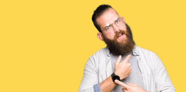 Acele işaretleme izlemek için zaman, sabırsızlık, üzgün ve kızgın son tarih gecikme için gözlük takan genç sarışın adam