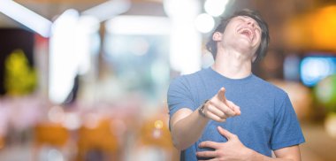 Mavi t-shirt üzerinde izole giyen genç yakışıklı adam arka plan sizin parmak el kamerasıyla göğüs üzerinde utanç ifadesi işaret eden gülme