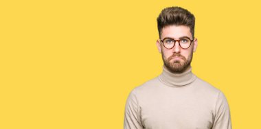 Depresif gözlüklü genç yakışıklı iş adamı ve sıkıntı, kızgın ve korkmuş ağlıyor için endişe. Üzgün ifade.