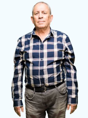 Yüzünde ciddi bir ifade ile rahat gömlek giymiş yakışıklı komuta sizde. Basit ve doğal kameraya bakıyor.