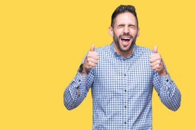 Yakışıklı delikanlı izole arka kolları olan başarı için heyecan üzerinde zafer kutluyor gülümseyen kaldırdı. Kazanan kavramı.