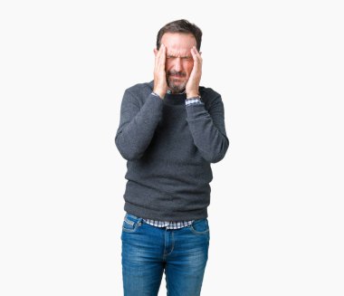 Çünkü üzerinde bir kazak giyen yakışıklı orta yaş üst düzey adam arka plan baş baş ağrısı için el ile izole stres. Migren muzdarip.