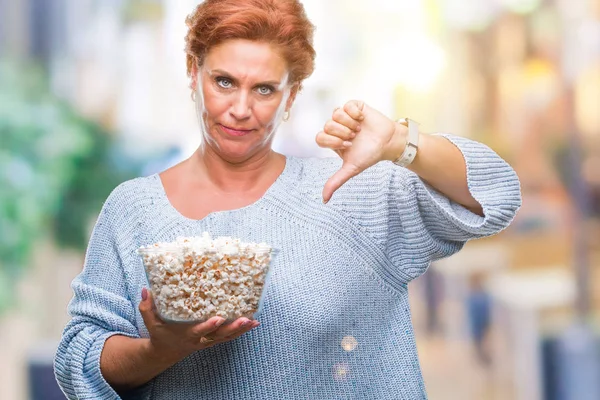 Atrractive Anziana Donna Rossa Caucasica Mangiare Popcorn Sfondo Isolato Con — Foto Stock