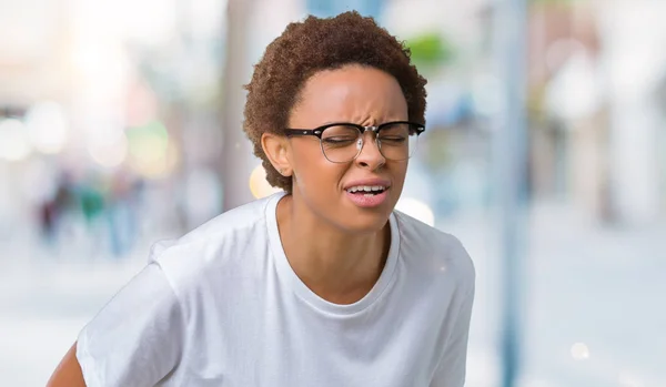 Piękna Młoda Kobieta Afroamerykanów Okularach Białym Tle Ręką Żołądek Bolesne — Zdjęcie stockowe