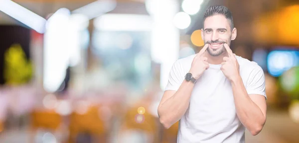 Hombre Guapo Con Camiseta Blanca Sobre Fondo Noche Aire Libre —  Fotos de Stock