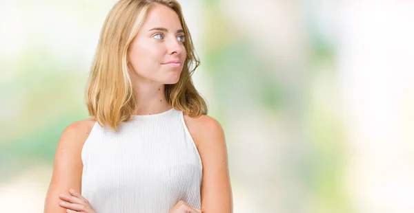 Bella Giovane Donna Elegante Sfondo Isolato Sorridente Guardando Lato Con — Foto Stock