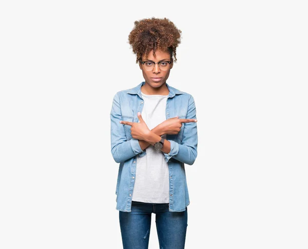 Hermosa Mujer Afroamericana Joven Con Gafas Sobre Fondo Aislado Señalando — Foto de Stock