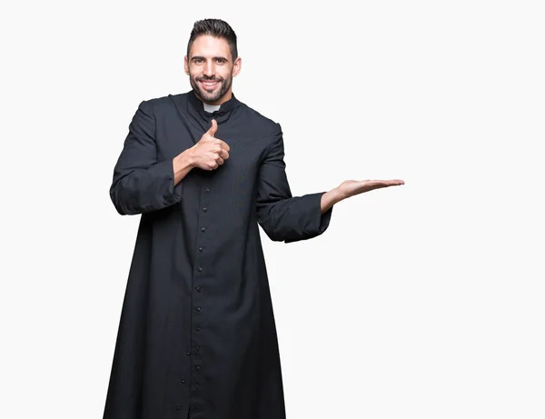 Junger Christlicher Priester Vor Isoliertem Hintergrund Zeigt Handfläche Und Macht — Stockfoto