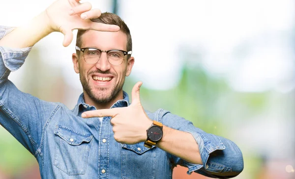 Schöner Mann Mit Brille Lächelnd Gestell Mit Händen Und Fingern — Stockfoto