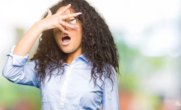 Jeune Belle Fille Affaires Avec Les Cheveux Bouclés Portant Des — Photo