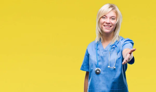 Jonge Mooie Blonde Dokter Vrouw Medische Uniform Dragen Geïsoleerd Achtergrond — Stockfoto