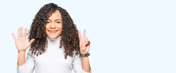 Joven Hermosa Mujer Con Pelo Rizado Con Cuello Alto Suéter — Foto de Stock