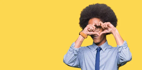 Unga Afroamerikanska Business Mannen Med Afro Hår Glasögon Gör Hjärta — Stockfoto