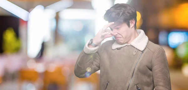 Joven Hombre Guapo Usando Abrigo Invierno Sobre Fondo Aislado Oliendo — Foto de Stock